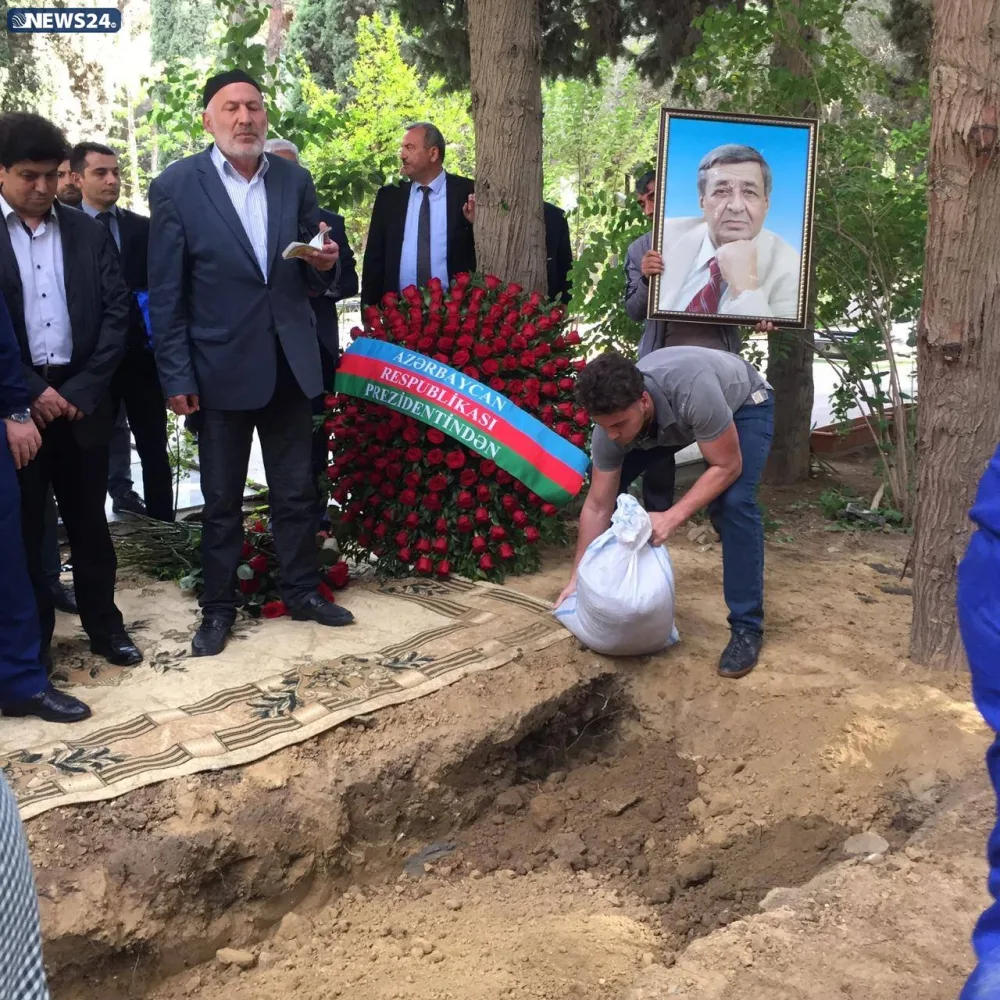 Əfsanəvi bəstəkar son mənzilə alqışlarla yola salındı - FOTO