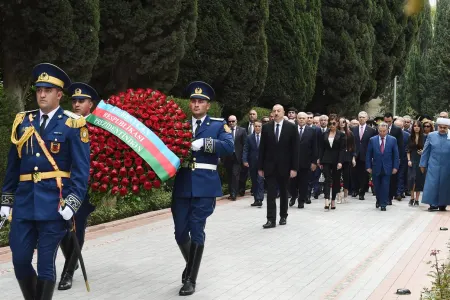 Prezident İlham Əliyev ulu öndər Heydər Əliyevin məzarını ziyarət edib - FOTOLAR - VİDEO -YENİLƏNİB