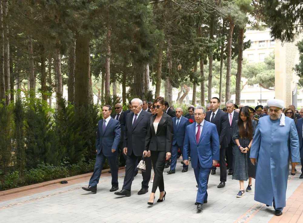 Prezident İlham Əliyev ulu öndər Heydər Əliyevin məzarını ziyarət edib - FOTOLAR - VİDEO -YENİLƏNİB