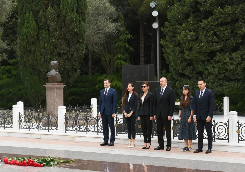 Prezident İlham Əliyev ulu öndər Heydər Əliyevin məzarını ziyarət edib - FOTOLAR - VİDEO -YENİLƏNİB