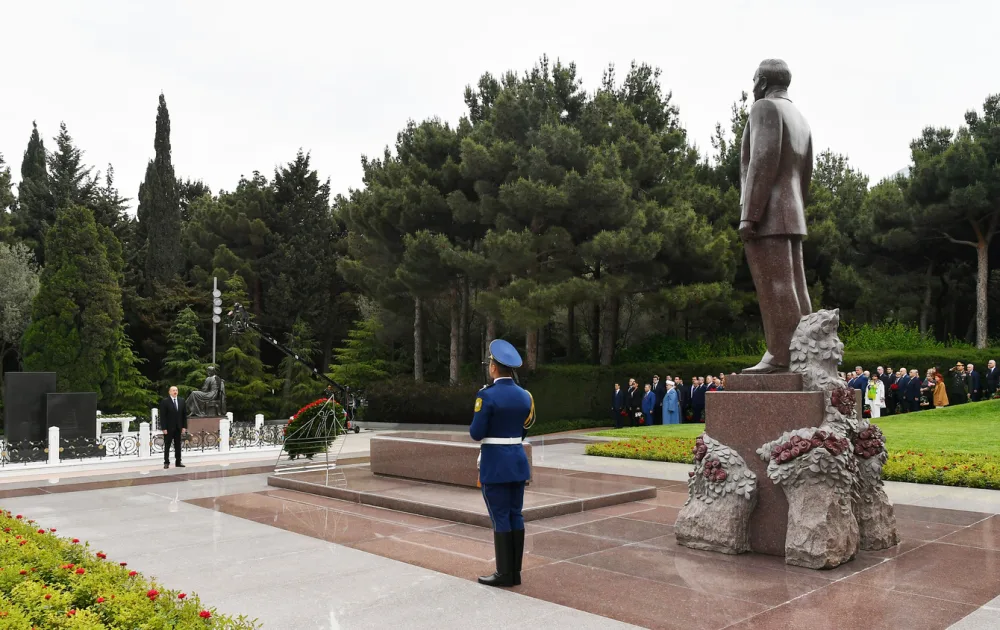 Prezident İlham Əliyev ulu öndər Heydər Əliyevin məzarını ziyarət edib - FOTOLAR - VİDEO -YENİLƏNİB