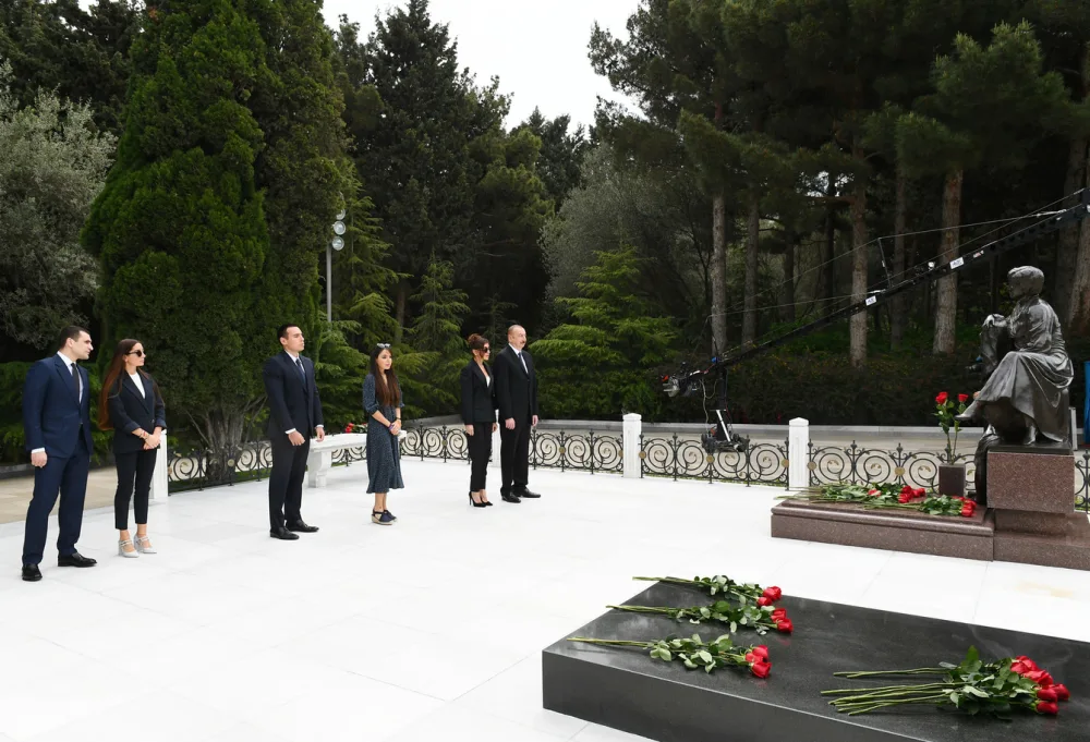 Prezident İlham Əliyev ulu öndər Heydər Əliyevin məzarını ziyarət edib - FOTOLAR - VİDEO -YENİLƏNİB
