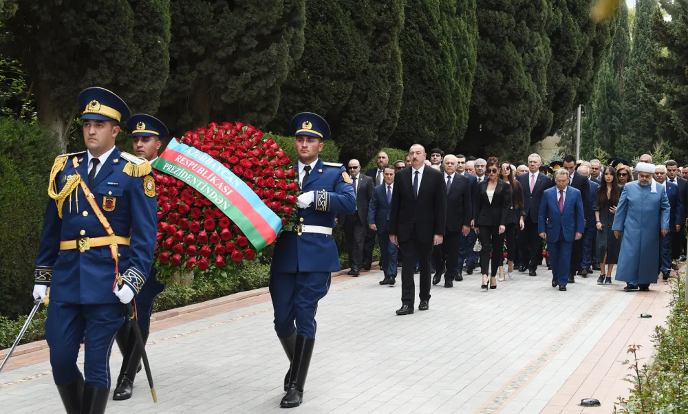 Prezident İlham Əliyev ulu öndər Heydər Əliyevin məzarını ziyarət edib - FOTOLAR - VİDEO -YENİLƏNİB