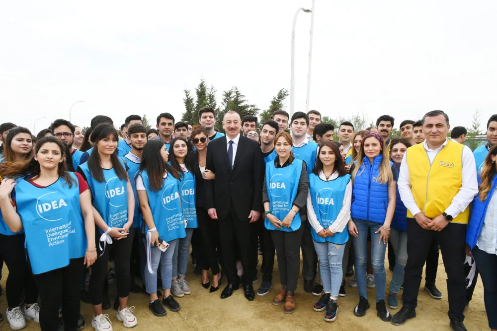 Prezident İlham Əliyev və ailəsi ağacəkmə aksiyasında - FOTOLAR - YENİLƏNİB
