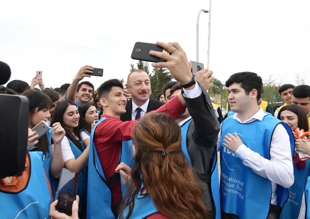 Prezident İlham Əliyev və ailəsi ağacəkmə aksiyasında - FOTOLAR - YENİLƏNİB