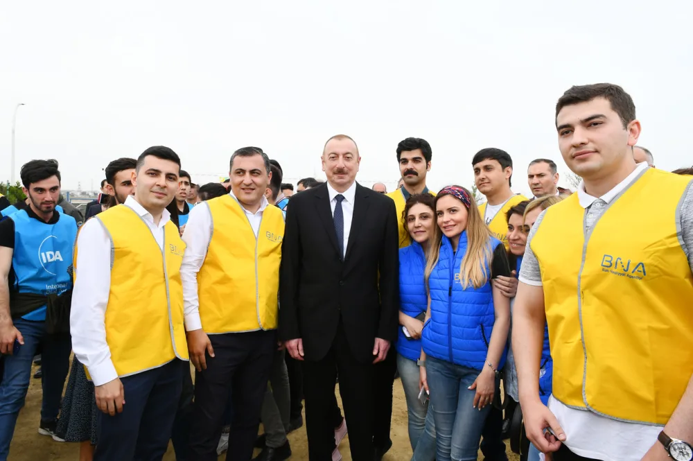 Prezident İlham Əliyev və ailəsi ağacəkmə aksiyasında - FOTOLAR - YENİLƏNİB