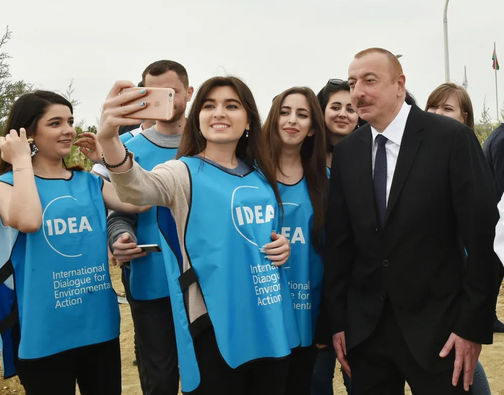 Prezident İlham Əliyev və ailəsi ağacəkmə aksiyasında - FOTOLAR - YENİLƏNİB