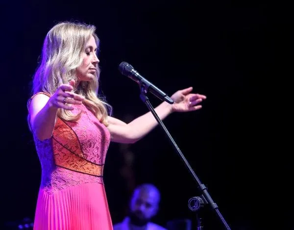 Məşhur müğənni konsert - ŞƏRTLƏRİ İLƏ BEZDİRDİ - VİDEO