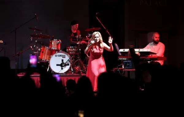 Məşhur müğənni konsert - ŞƏRTLƏRİ İLƏ BEZDİRDİ - VİDEO