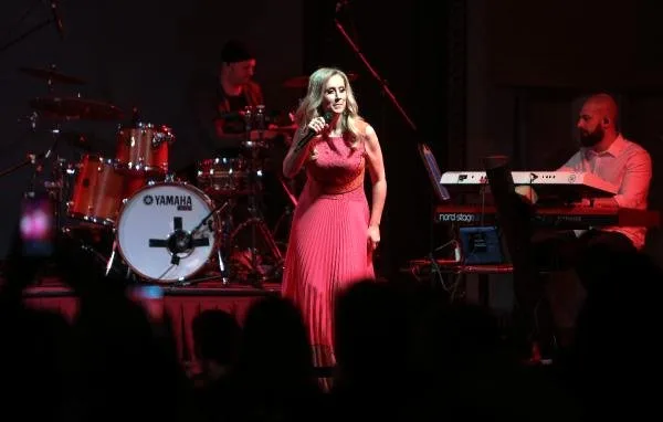 Məşhur müğənni konsert - ŞƏRTLƏRİ İLƏ BEZDİRDİ - VİDEO
