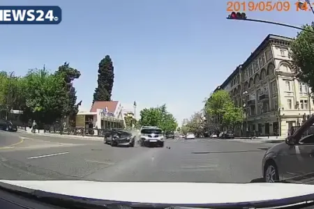 Bakının mərkəzində qırmızıda keçən cip dəhşətli qəza törətdi - – ANBAAN VİDEO