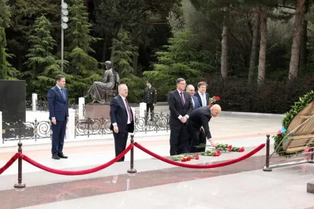 BSTA-nın münayəndə heyəti Heydər Əliyevin məzarını ziyarət edib.