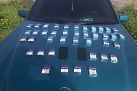 Gömrükçülər avtomobildə mobil telefon və siqaretlər aşkar edib -