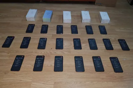 Oturacağın altında 20 ədəd telefon - KEÇİRMƏK İSTƏDİ