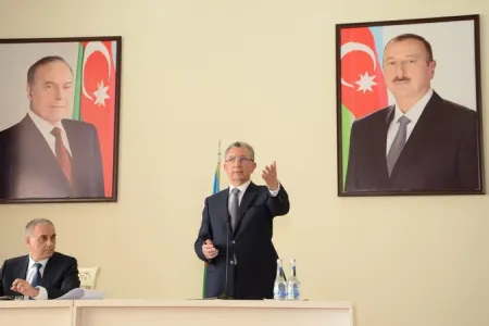Eldar Əzizov: - "Evlərin sənədləşmə işlərini bir anda həll etmək mümkün deyil"