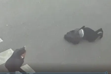 Bakıda sürücü keçiddə piyadaları belə vurdu - VİDEO