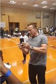 Afrikada naməlum şəxs Arnold Şvarseneggerə hücum edib - FOTO-VIDEO