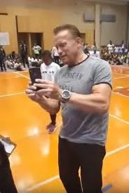 Afrikada naməlum şəxs Arnold Şvarseneggerə hücum edib - FOTO-VIDEO