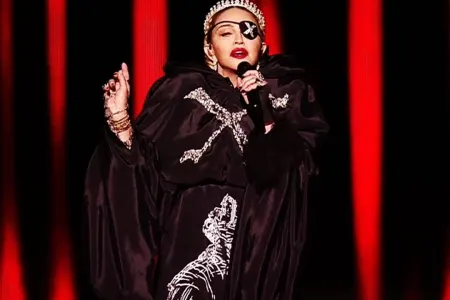 Madonna "Eurovision"da İsrail və Fələstin bayrağını bərabər göstərdi