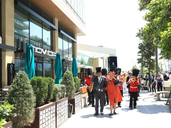 Bakıda əfsanəvi ingilis personajların paradı başlayıb - FOTOSESSİYA