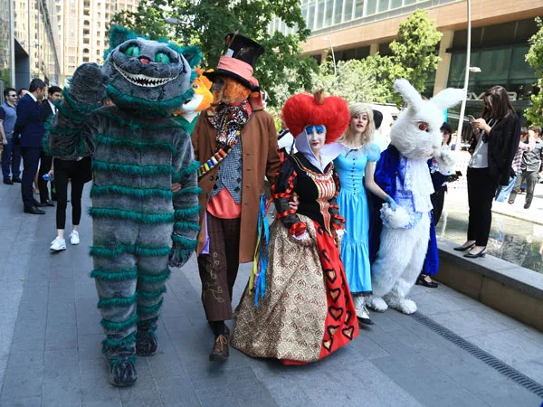 Bakıda əfsanəvi ingilis personajların paradı başlayıb - FOTOSESSİYA