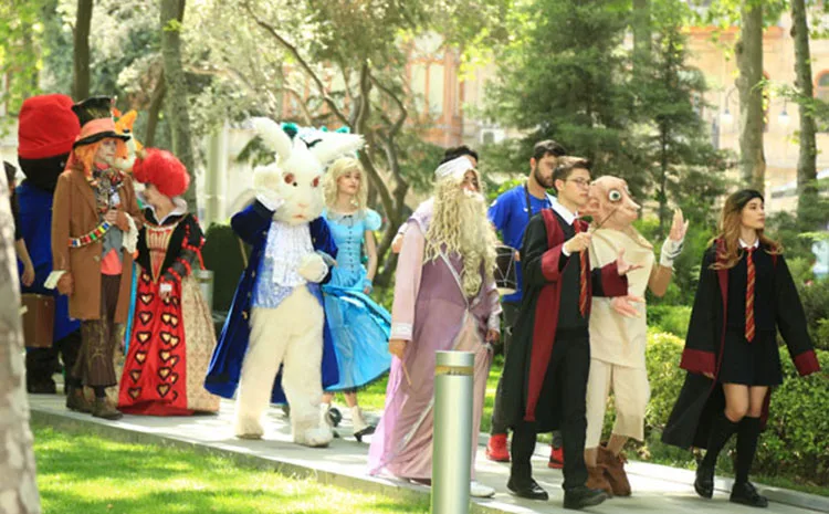 Bakıda əfsanəvi ingilis personajların paradı başlayıb - FOTOSESSİYA