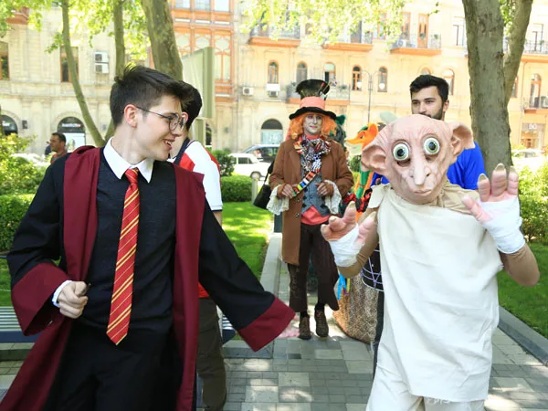 Bakıda əfsanəvi ingilis personajların paradı başlayıb - FOTOSESSİYA