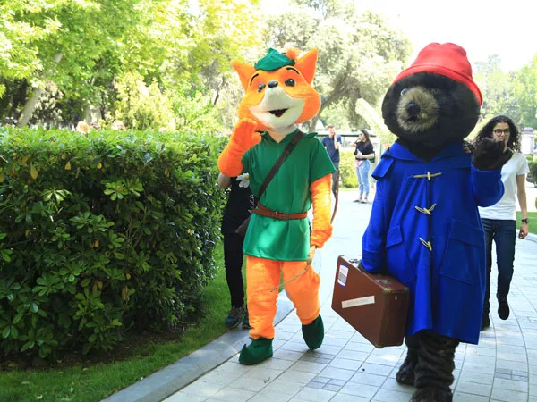 Bakıda əfsanəvi ingilis personajların paradı başlayıb - FOTOSESSİYA