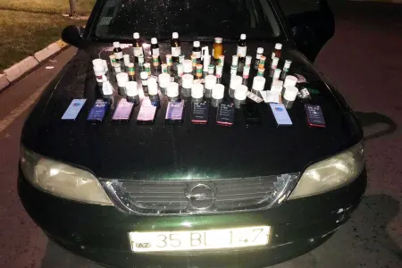 Avtomobilin mühərrikindən dərman və mobil telefonlar çıxdı