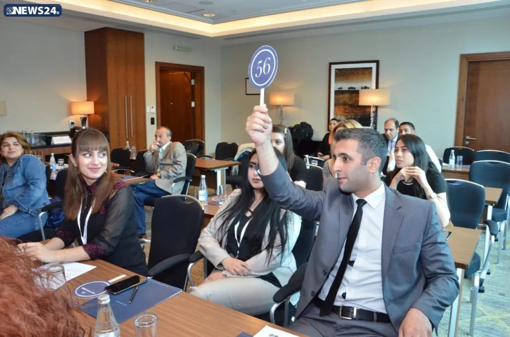 Bakıda ilk dəfə rəsm əsərləri auksionda satışa çıxarıldı