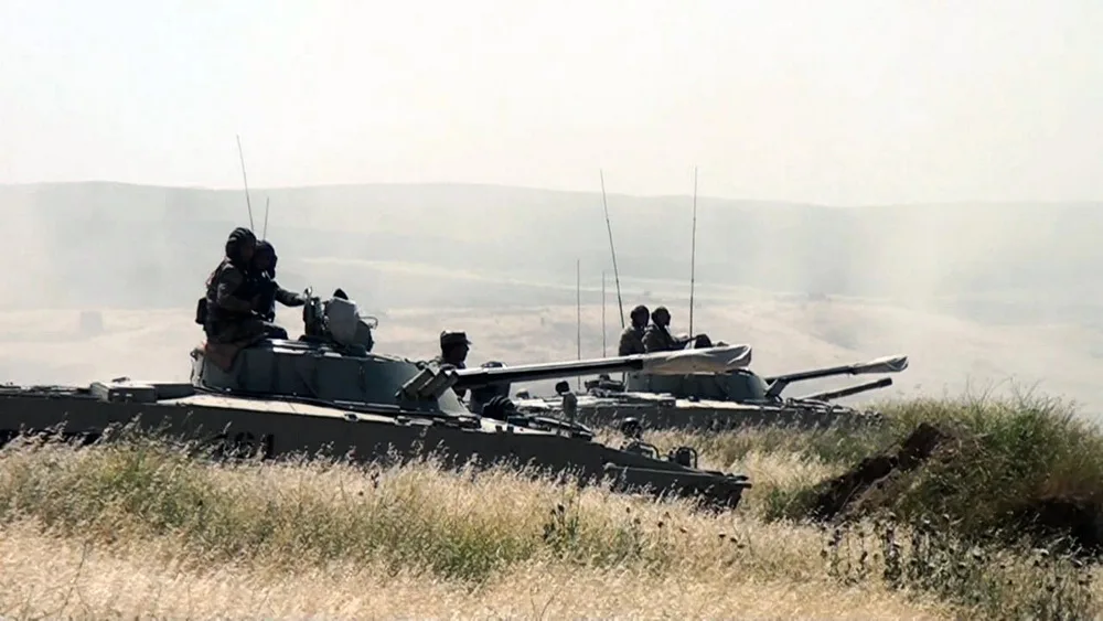 Təlimdə tank bölmələri tapşırıqları yerinə yetirərkən - FOTO - VİDEO