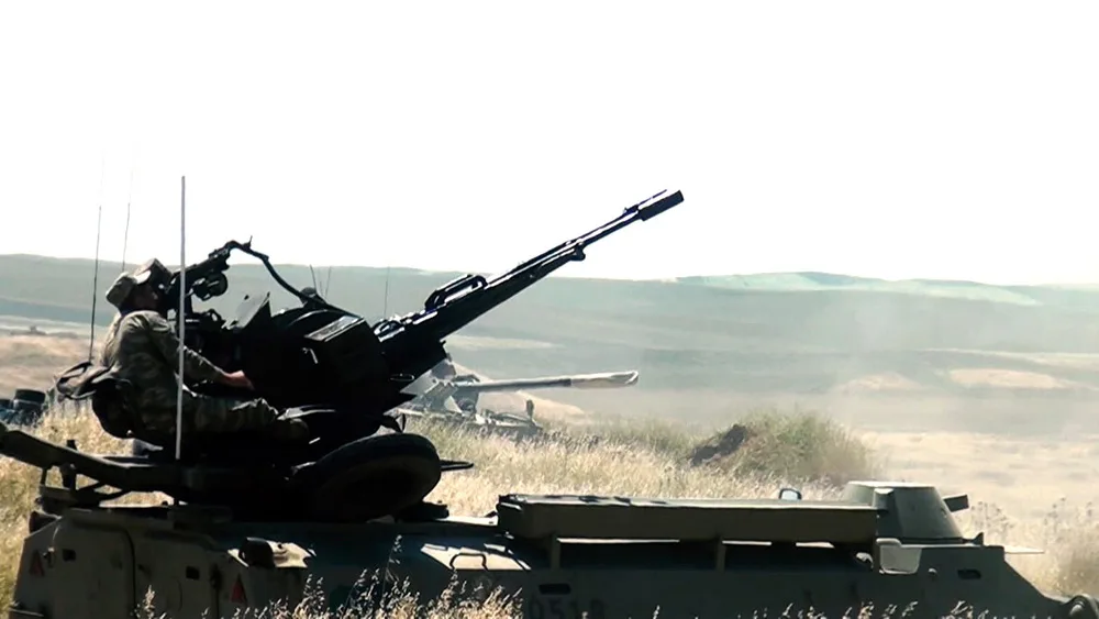 Təlimdə tank bölmələri tapşırıqları yerinə yetirərkən - FOTO - VİDEO