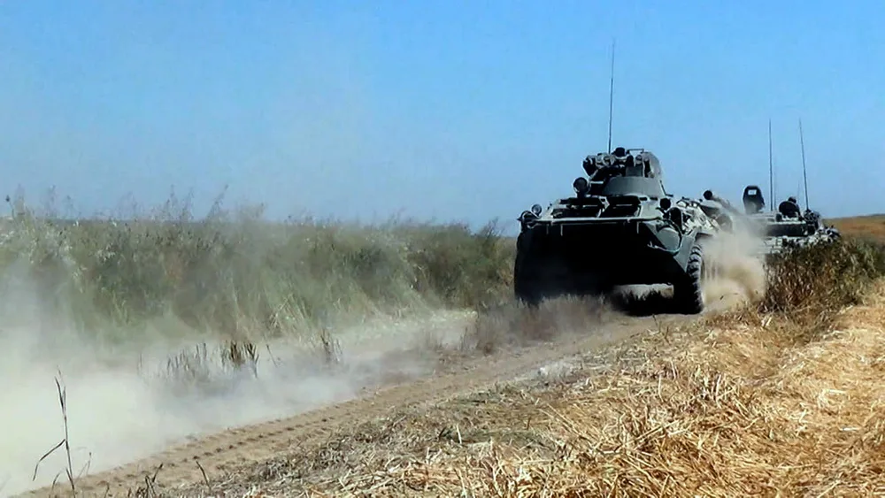Təlimdə tank bölmələri tapşırıqları yerinə yetirərkən - FOTO - VİDEO