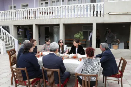 Mehriban Əliyeva qızıyla Kürdəxanı sakininin evində qonaq oldu
