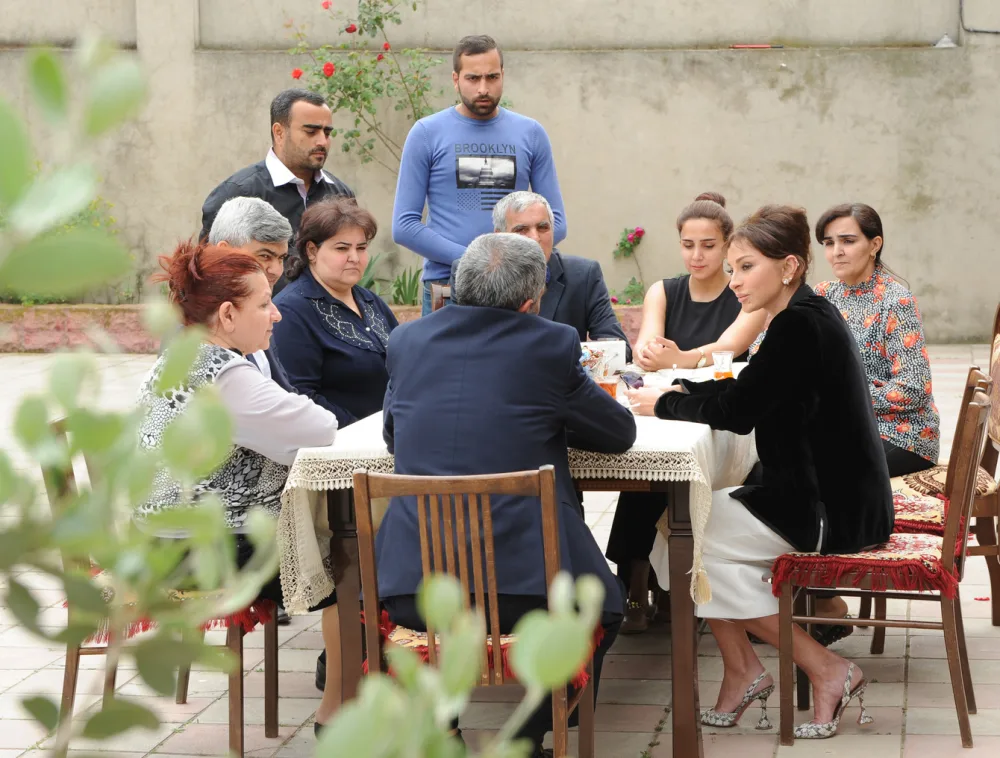 Mehriban Əliyeva qızıyla Kürdəxanı sakininin evində qonaq oldu