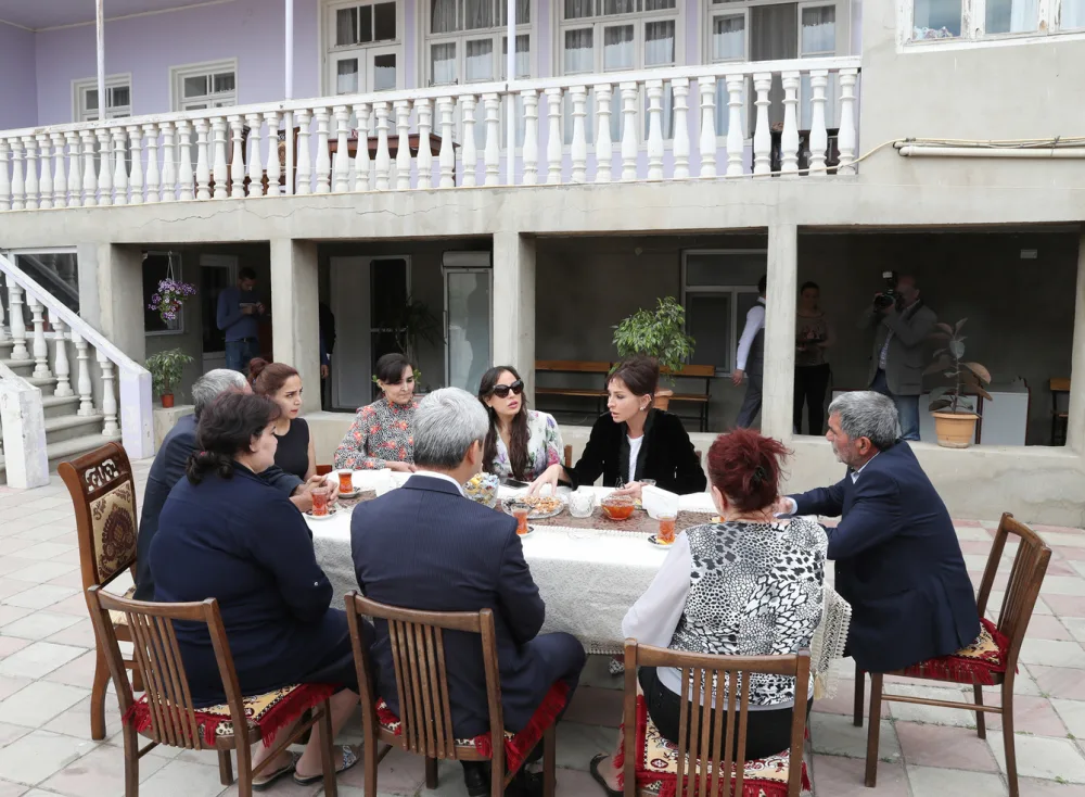 Mehriban Əliyeva qızıyla Kürdəxanı sakininin evində qonaq oldu