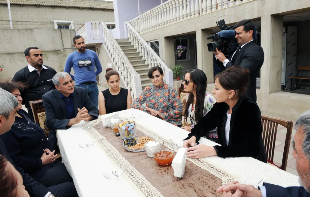 Mehriban Əliyeva qızıyla Kürdəxanı sakininin evində qonaq oldu