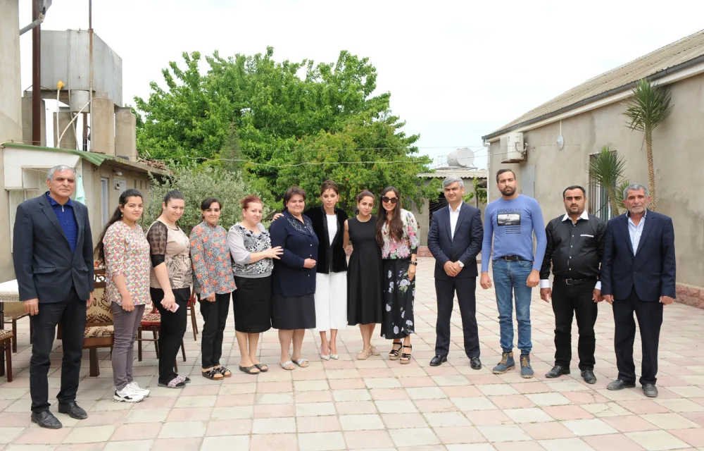 Mehriban Əliyeva qızıyla Kürdəxanı sakininin evində qonaq oldu