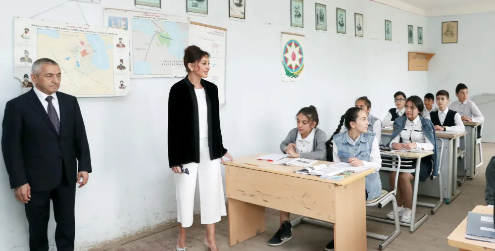 Mehriban Əliyeva qızıyla Kürdəxanı sakininin evində qonaq oldu
