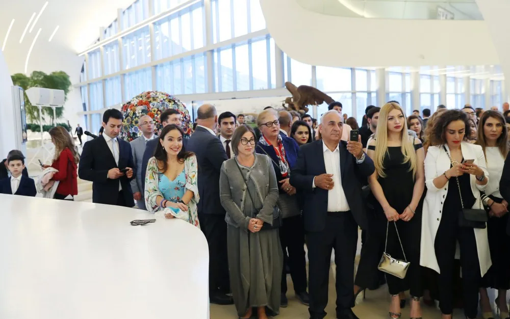 Leyla Əliyeva dünyaşöhrətli rəssam Zurab Seretelinin sərgisində - FOTOLAR