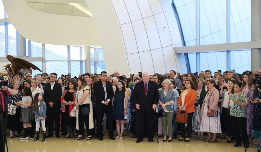 Leyla Əliyeva dünyaşöhrətli rəssam Zurab Seretelinin sərgisində - FOTOLAR