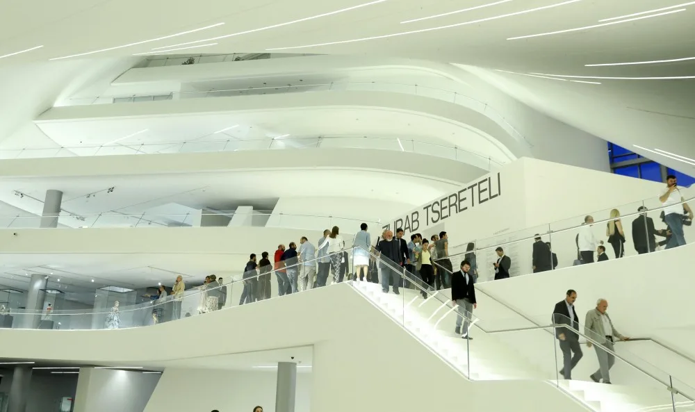 Leyla Əliyeva dünyaşöhrətli rəssam Zurab Seretelinin sərgisində - FOTOLAR