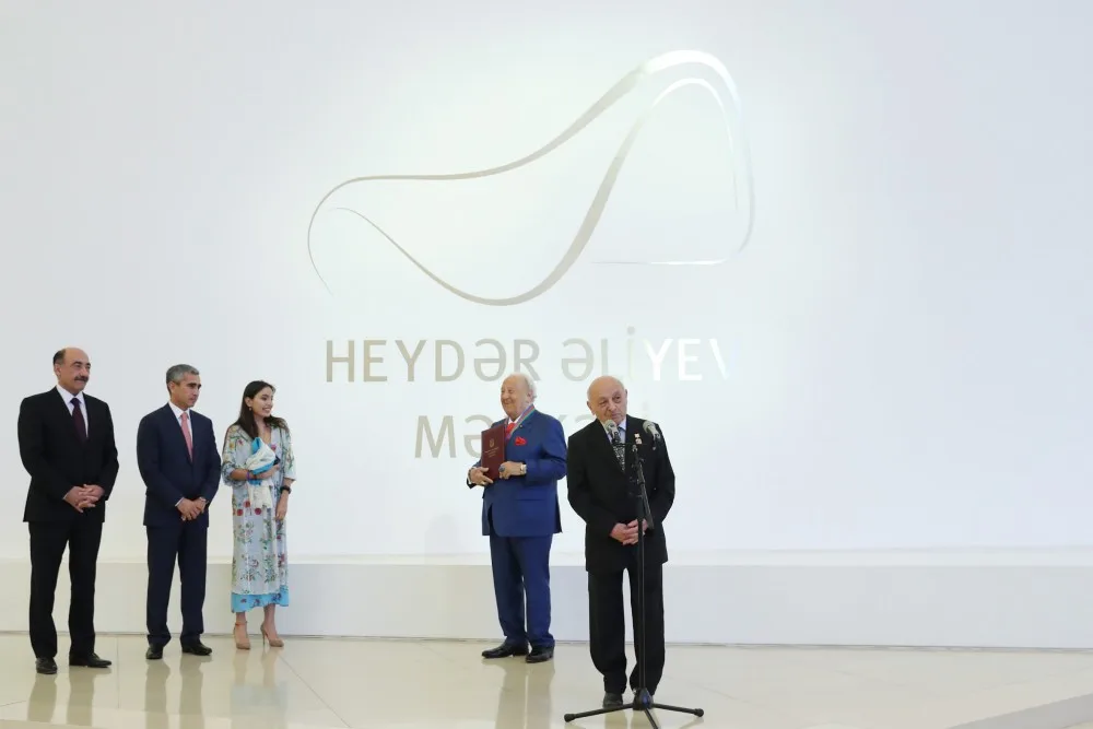 Leyla Əliyeva dünyaşöhrətli rəssam Zurab Seretelinin sərgisində - FOTOLAR