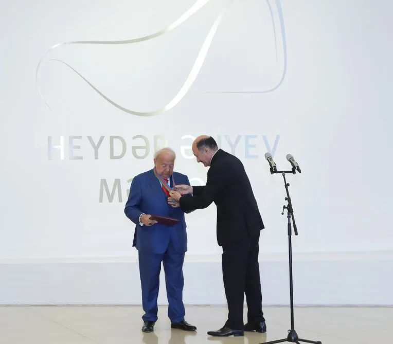 Leyla Əliyeva dünyaşöhrətli rəssam Zurab Seretelinin sərgisində - FOTOLAR