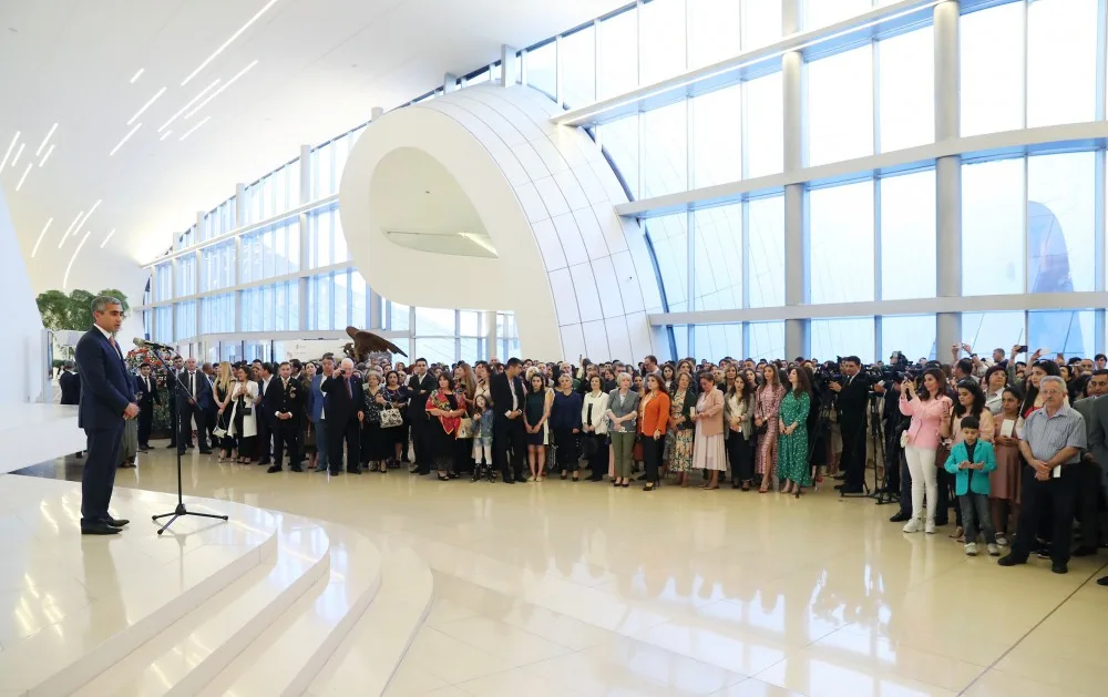 Leyla Əliyeva dünyaşöhrətli rəssam Zurab Seretelinin sərgisində - FOTOLAR