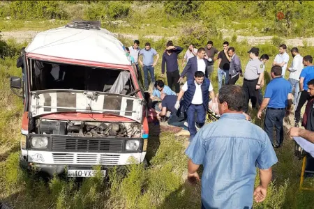 Azərbaycanda tələbələri daşıyan mikroavtobus qəzaya düşdü - 2 ölü, 22 yaralı YENİLƏNİB- SİYAHI