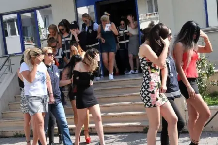 Bakıda polis fahişəxanaya çevrilmiş evə basqın etdi - YATAQDA TUTULDULAR
