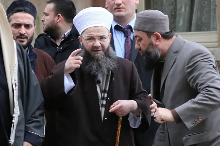 Məscidin anbarından "əjdaha" tapdılar - MOLLALAR ŞOKDA - VİDEO