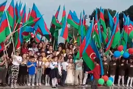 Hamı himnimizi birgə oxudu - Bakı bulvarında fleşmob - VİDEO