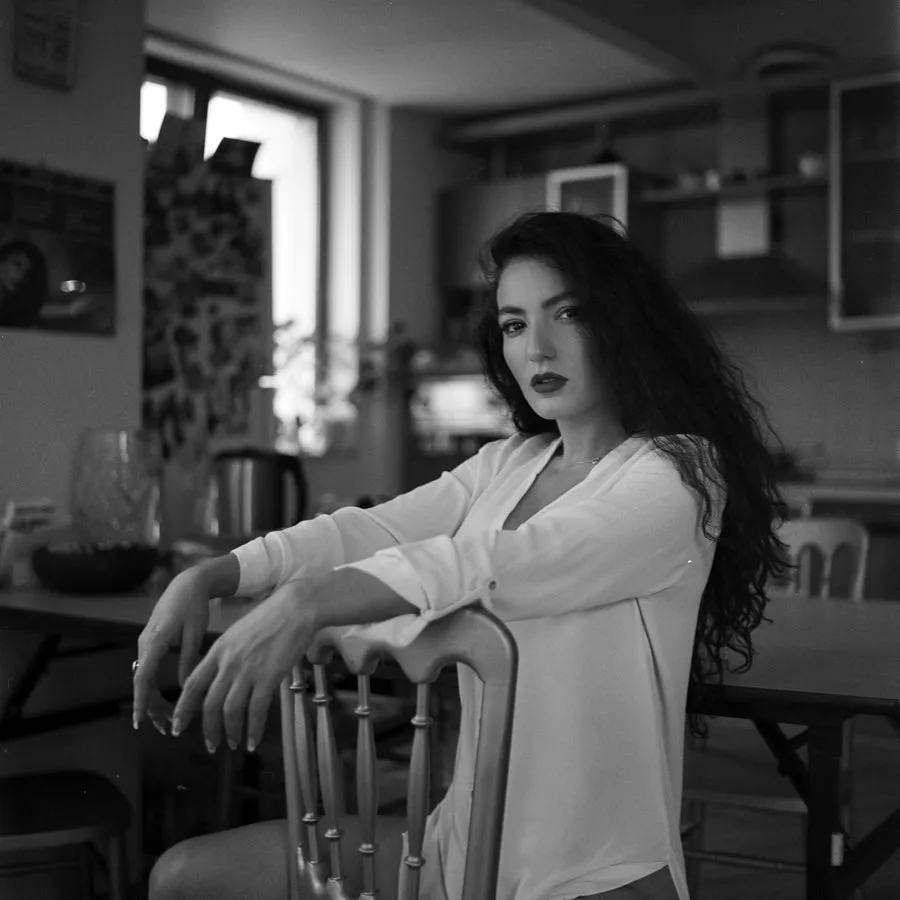 Dilarə damağında siqaretlə yataqda - FOTO